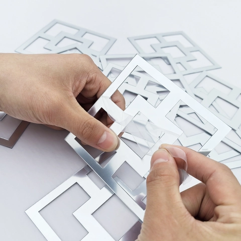 Adesivi Murali Specchio in Acrilico Geometrici Quadrati Traforati 3D Decorativi per Soggiorno Bagno Decorazione Casa