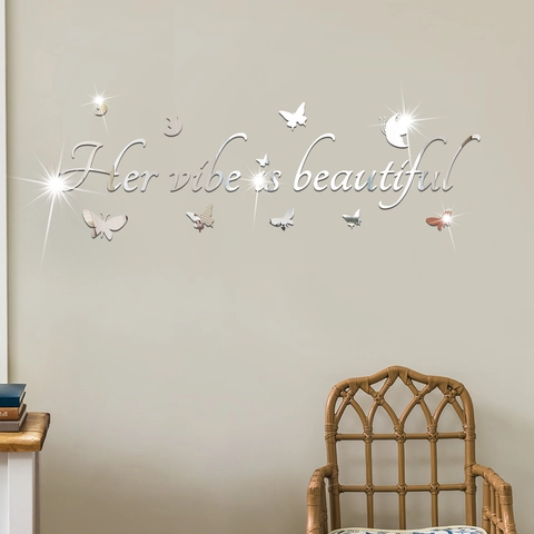 Adesivo da Parete 3D in Acrilico a Specchio Citazione Her Vibe Is Beautiful Farfalla DIY Murale per Soggiorno Camera da Letto