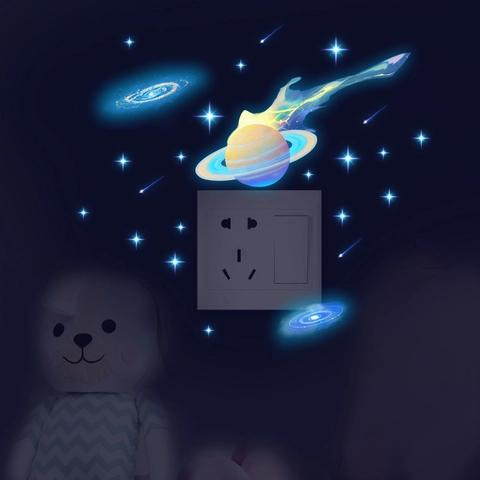Adesivo da Parete Luminoso Spazio Pianeta per Cameretta Saturno Stelle Galassia Adesivo in PVC Removibile per Interruttore