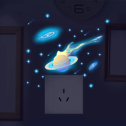 Adesivo da Parete Luminoso Spazio Pianeta per Cameretta Saturno Stelle Galassia Adesivo in PVC Removibile per Interruttore