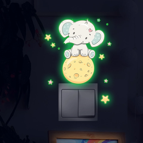 Adesivo da Parete Luminoso Cartone Animato Elefante Su Luna Stelle PVC Removibile Decorazione Casa Camera Bambini Neonati