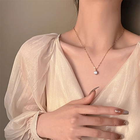 Minimalist Alloy Solitaire Rhinestone Pendant Necklace For Women Six Claw Cubic Zirconia Style Clavicle Chain Jewelry