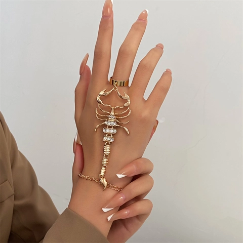 Retro Alloy Rhinestone Scorpion Hand Chain Individual Gothic Hand Harness Gold Silver Adjustable Ring Bracelet For Women Jewelry