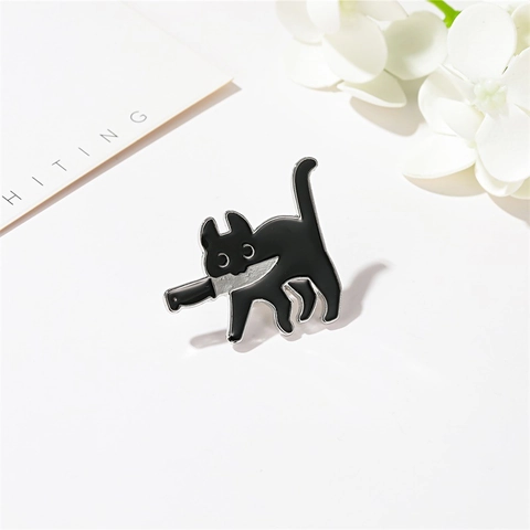 Humorous Creative Black Cat Holding Knife Enamel Brooch Pin Fun Animal Alloy Badge For Clothing Bag Decor Jewelry Gift