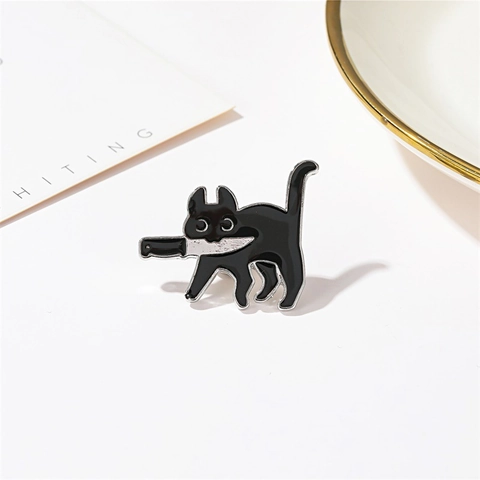Humorous Creative Black Cat Holding Knife Enamel Brooch Pin Fun Animal Alloy Badge For Clothing Bag Decor Jewelry Gift