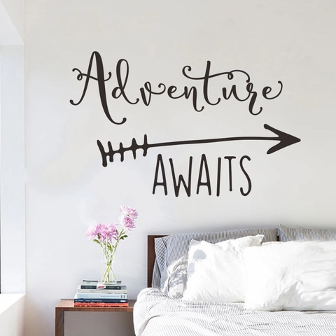 Adventure Awaits Adesivo da Parete Citazioni Ispiratrici Con Freccia PVC Decalcomania Rimovibile per Soggiorno Camera da Letto Home Decor