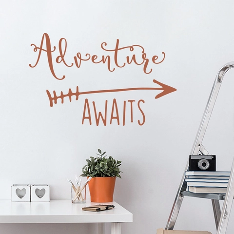 Adventure Awaits Adesivo da Parete Citazioni Ispiratrici Con Freccia PVC Decalcomania Rimovibile per Soggiorno Camera da Letto Home Decor