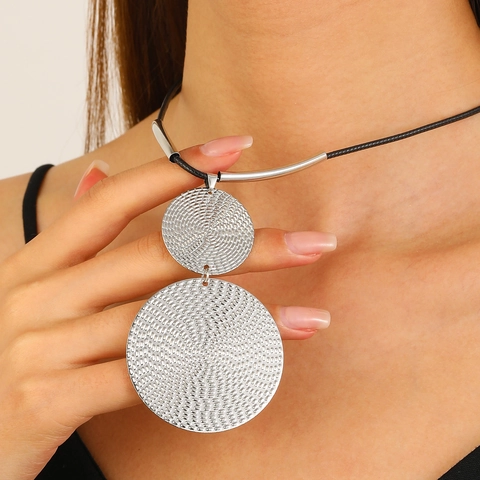 Collar Con Colgante de Doble Disco Geométrico de Aleación Bohemia Para Mujer Textura en Espiral Martillada Disco de Metal Cadena de Cuerda Collar Conjunto de Joyería de Moda Con Pendientes Y Anillo
