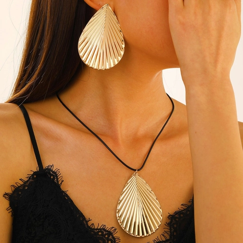 Vintage Gold Plated Metal Texture Leaf Jewelry Set Banana Leaf Pendant Necklace And Exaggerated Drop Earrings For Women