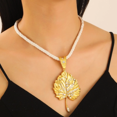 Collar con Colgante de Hoja de Aleación de Moda para Mujer Strass Incrustado Hip Hop Cadena de Cuerda Torcida Larga Joyería Regalo