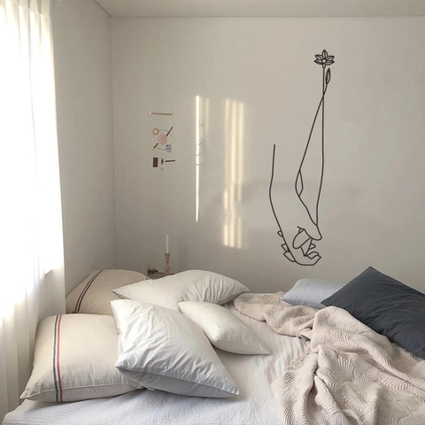 Adesivo da Parete Minimalista Moderno Mani Che Tengono un Fiore Line Art Nero Decalcomania Coppia Romantica Per Camera da Letto Soggiorno