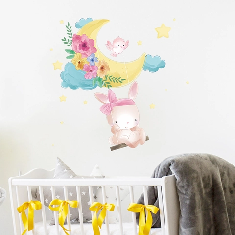 Simpatico Adesivo da Parete Con Coniglio Sulla Luna Altalena Acquerello Fiori Stelle Nuvole per Cameretta Bambini