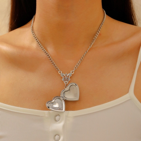 Vintage Silver Color Heart Locket Necklace For Women Gothic Bat Wings Relief Engraved Photo Pendant Alloy Jewelry Gift