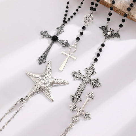Gothic Punk Zinklegierung Strass Kreuz Anhänger Halskette Künstliche Perle Mehrlagige Quaste Halskette Für Damen Party Schmuck