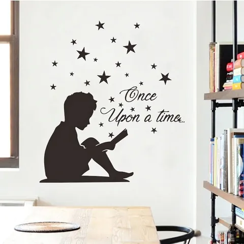 Adesivo da Parete Silhouette Bambino che Legge Stelle e Citazione Once Upon A Time PVC Nero Decalcomania per Cameretta