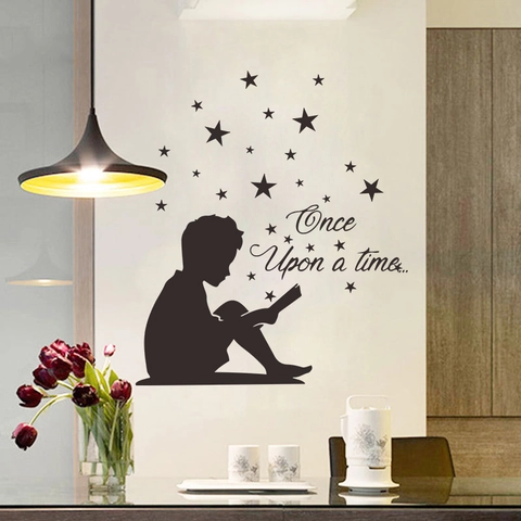 Adesivo da Parete Silhouette Bambino che Legge Stelle e Citazione Once Upon A Time PVC Nero Decalcomania per Cameretta