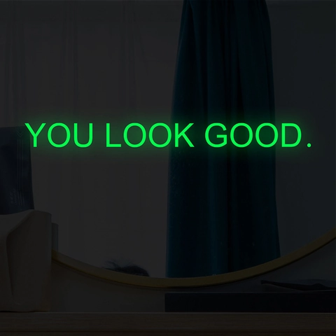 Adesivo Murale Specchio Luminoso You Look Good Slogan Fluorescente al Buio Decalcomania in Vinile per Bagno Soggiorno Casa