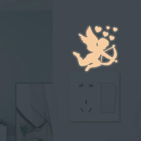 Adesivo da Parete Cupido e Cuore Luminoso Si Illumina al Buio Adesivo per Interruttori in PET per Decorazione Camera da Letto
