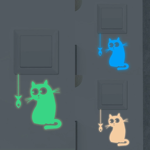 Adesivo Murale Fluorescente Cartone Animato Gatto Pesce Per Interruttore Camera Da Letto Soggiorno Casa Decor PET Decalcomania