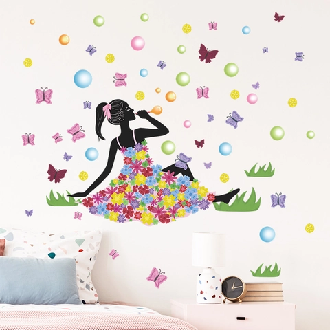 Adesivo da Parete Silhouette di Ragazza Che Soffia Bolle Abito Floreale Farfalle Erba PVC DIY Decalcomania Decorativa per Bambini