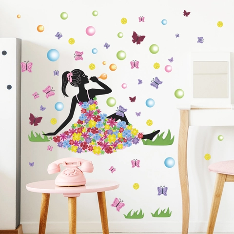 Adesivo da Parete Silhouette di Ragazza Che Soffia Bolle Abito Floreale Farfalle Erba PVC DIY Decalcomania Decorativa per Bambini
