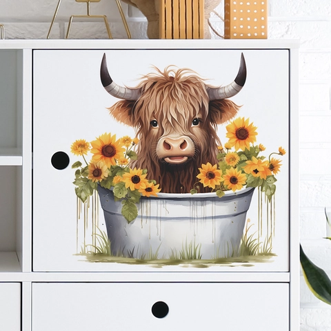 Simpatica Mucca Delle Highland Con Girasoli In Secchio Di Metallo Adesivo Da Parete In PVC Impermeabile Decalcomania Decorativa Per Soggiorno Camera Da Letto Bagno Casa