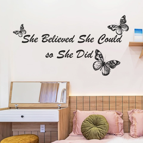 Adesivo da Parete Motivazionale She Believed She Could So She Did Nero PVC Farfalla Decorazione per Camera da Letto