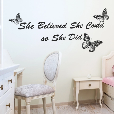 Adesivo da Parete Motivazionale She Believed She Could So She Did Nero PVC Farfalla Decorazione per Camera da Letto