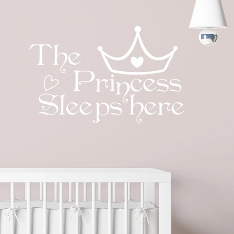 Αυτοκόλλητο Τοίχου The Princess Sleeps Here Στέμμα Καρδιά Λευκό PVC Αφαιρούμενο Διακοσμητικό Τοίχου για Παιδικό Δωμάτιο
