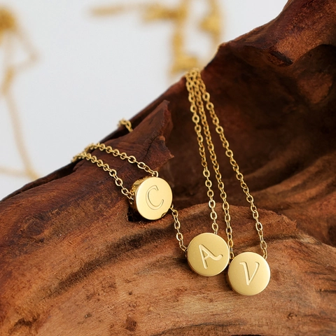 Minimalistisch Edelstahl Vergoldet Mini Runde Marke Buchstabe Anhänger Halskette Für Damen Personalisierte Namen Schmuck