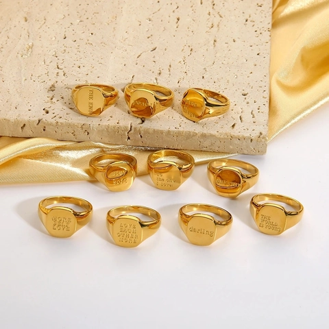 Bague Chevalière en Acier Inoxydable Plaqué Or 18K pour Femme Vintage Minimaliste Lettre Gravée Bijoux Statement Bague Étanche