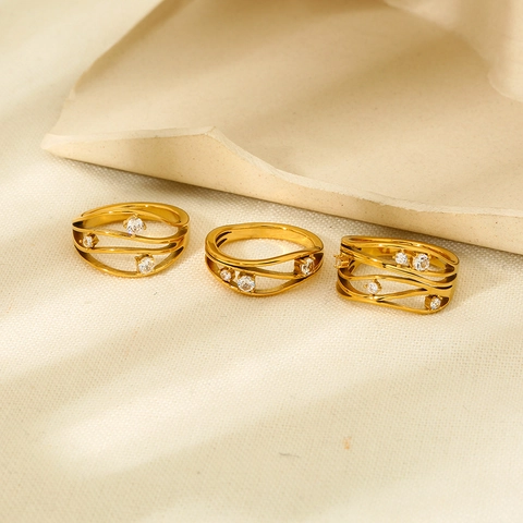 Bagues en Acier Inoxydable Plaquées Or 18K Évidées en Forme de Vague pour Femmes Luxe Vintage avec Zirconia Incrusté Bijoux