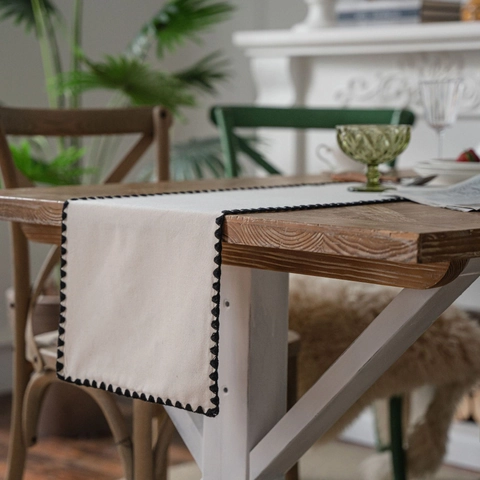 Chemin de Table Minimaliste en Mélange de Coton Avec Bords Brodés Festonnés Beige Décor de Table de Ferme pour Table à Manger