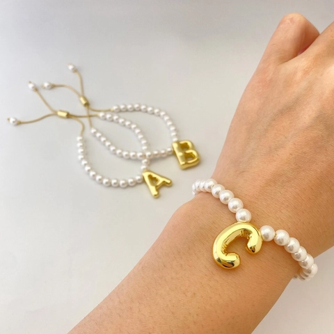 Retro Gold Plated Alloy Bubble Initial Letter Bracelet White Acrylic Artificial Pearl Beaded Adjustable Chain Hand Jewelry For Women