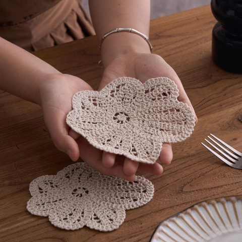 Sottobicchiere in Cotone Lavorato a Mano all'Uncinetto Pizzo Fiore Cuore Tovaglietta Bianco Sporco Retro Stile Ins Casa