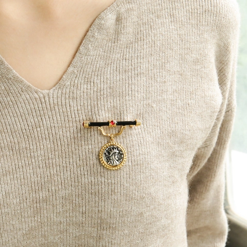 Spilla Portamonete Vintage Con Rilievo a Ritratto Per Donna Stile Medievale Smalto Nero Pietra Rossa Pendente Oro Argento Gioielli