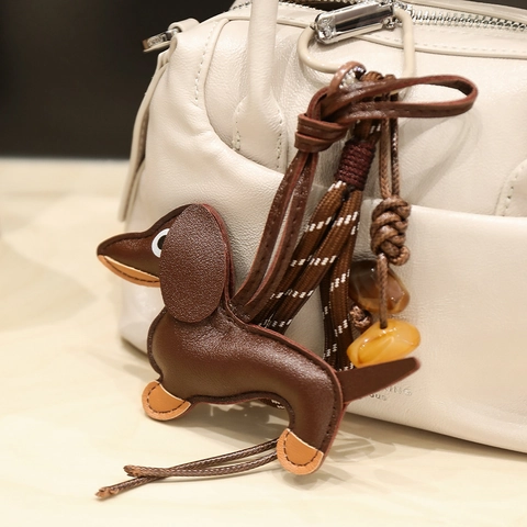 Vintage Leather Dachshund Bag Charm Handmade Dog Bag Pendant With Braided Rope Resin Beads Keyring For Women Handbag Decoration