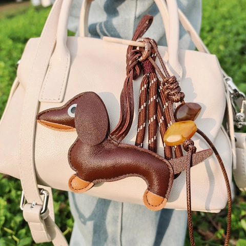 Vintage Leather Dachshund Bag Charm Handmade Dog Bag Pendant With Braided Rope Resin Beads Keyring For Women Handbag Decoration