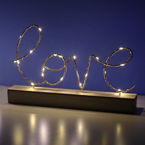 Luz de Noche LED Nórdica Diseño de Letras Home Love Brillo Amarillo Cálido Con Base de Madera Marco de Hierro Lámpara de Mesa Decorativa