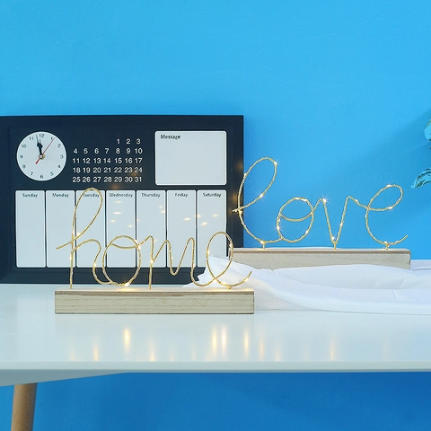 Luz de Noche LED Nórdica Diseño de Letras Home Love Brillo Amarillo Cálido Con Base de Madera Marco de Hierro Lámpara de Mesa Decorativa