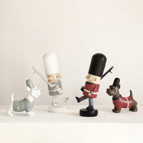 British Royal Guard Soldier And Dog Figurine Resin Nutcracker Ornament Home Decor Desk Sculpture Creative Gift