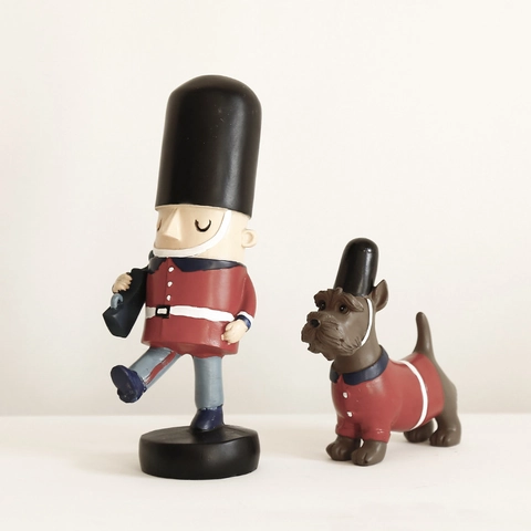 British Royal Guard Soldier And Dog Figurine Resin Nutcracker Ornament Home Decor Desk Sculpture Creative Gift