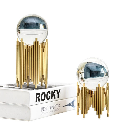 Noordse Luxe Kristallen Bol Ornament Met Gouden Metalen Voet Moderne Minimalistische Glazen Sculptuur Voor Woonkamer Kantoor