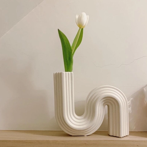 Nordic Minimalist Geometric Ceramic Vase Wavy U-Shaped Matte Striped Desktop Decorative Flower Vase For Home Living Room