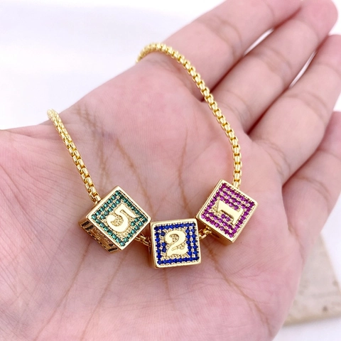 Ciondolo in Rame Placcato Oro Hip Hop Cubo con Numeri Arabi Strass Multicolore Dado Ciondolo Senza Catena per Uomo Donna