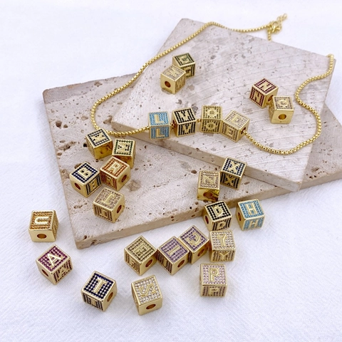 Lussuoso Ciondolo a Cubo con Alfabeto in Rame Hip Hop con Zirconia Colorata Placcato Oro Dado Lettera Iniziale Gioielli Uomo Donna
