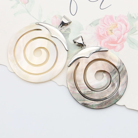 Natürliche Muschel Spirale Geschnitzte Runde Anhänger Schwarz Lippe Muschel Weiß Perlmutt Spule Charme Für Schmuckherstellung Handwerk