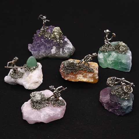 Natürlicher Amethyst Fluorit Kristallstein Bergarbeiter Figur Zinklegierung Arbeiter Skulptur Kreative Schreibtisch Dekoration