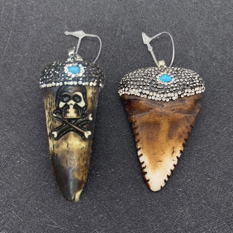 Ciondolo Vintage in Resina e Pietra Naturale a Forma di Dente Peperoncino Con Teschio e Strass per Creazione Gioielli