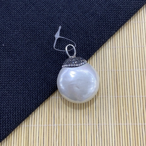 Natürlicher Weißer Muschel Runder Flacher Anhänger Mit Strass Eingelegter Legierungsschlaufe Für DIY Schmuckherstellung Halskette Ohrring Damen Vintage Elegant Schmuckzubehör
